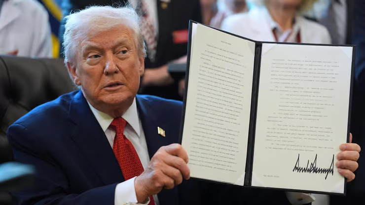 דונלד טראמפ חותם על צו נשיאותי במהלך טקס רשמי בבית הלבן